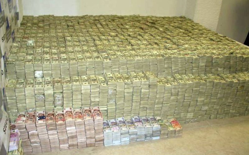 15 миллионов рублей это сколько. Большие деньги пачками. Хранилище денег. Огромная куча денег. Много денег.