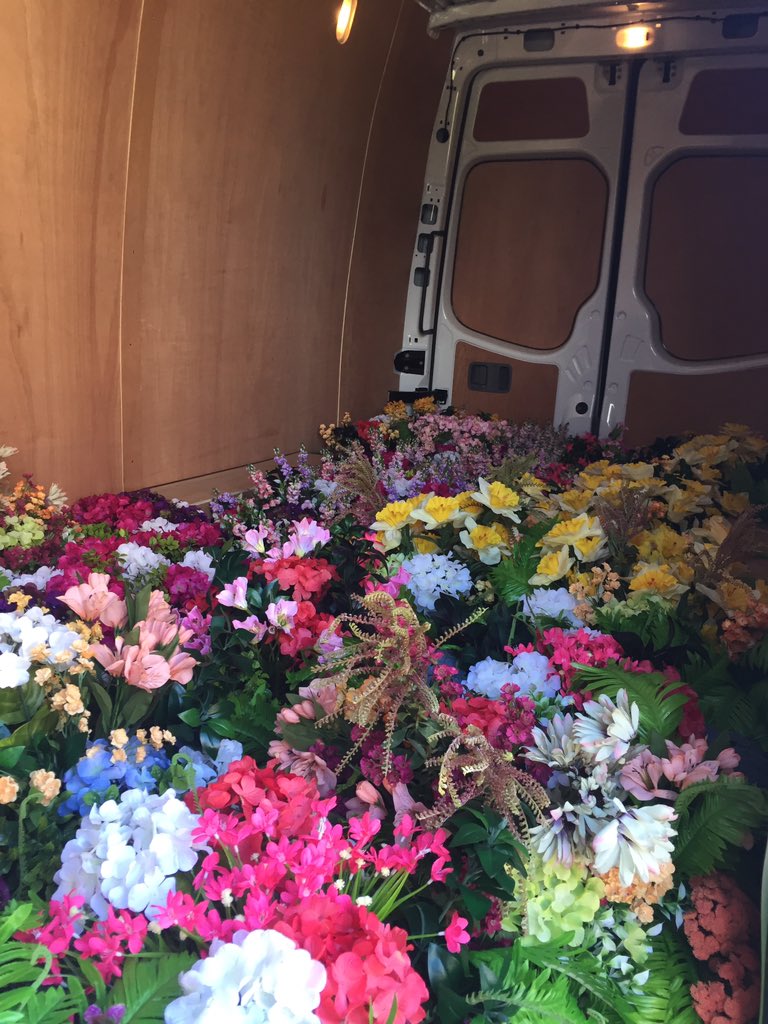 ring_craft's tweet photo. Flowers packed and ready for delivery to Alnwick Ford Equestrian. A splash of colour to brighten their arena! @afordequestrian https://t.co/AF1xhnZhQg