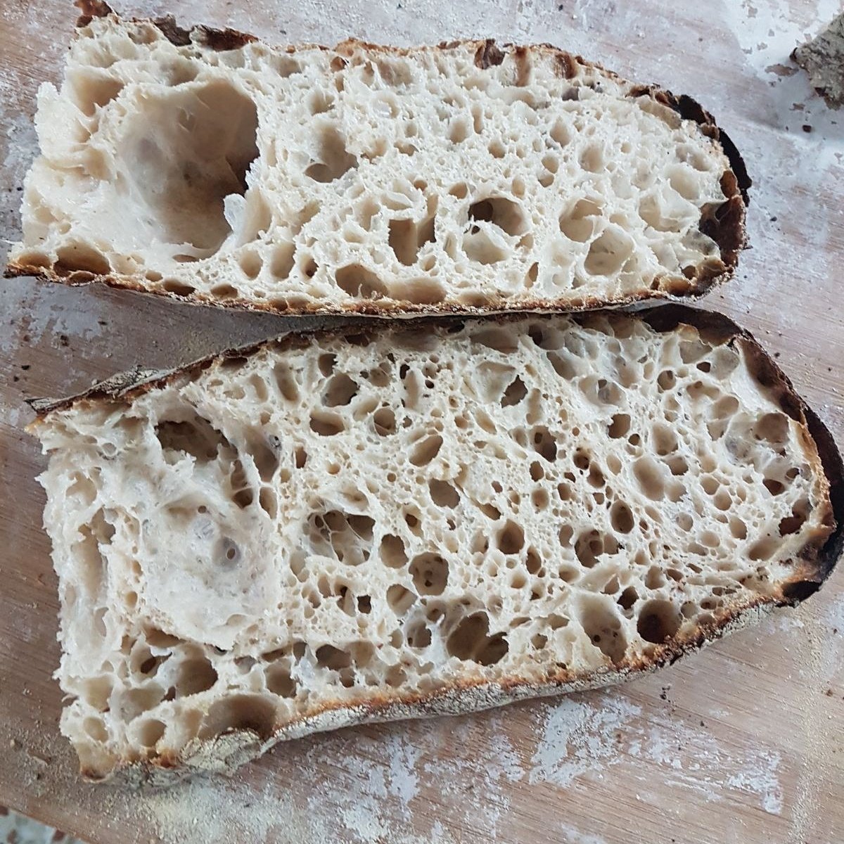 95% de hidaratación, harina de fuerza, harina del país, masa madre y cero mejorante 👌#panaderia #opandeleis #panartesano #pandelbueno