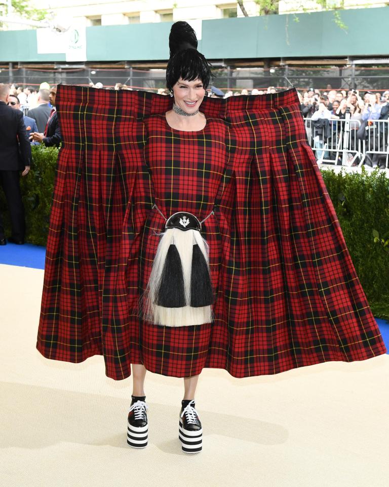 EmojikeyboardPr's tweet image. That moment when you order online and the size you get is too big. #onlineshopping #shoppingfail #metgala2017 #worstdressed #meme #funny