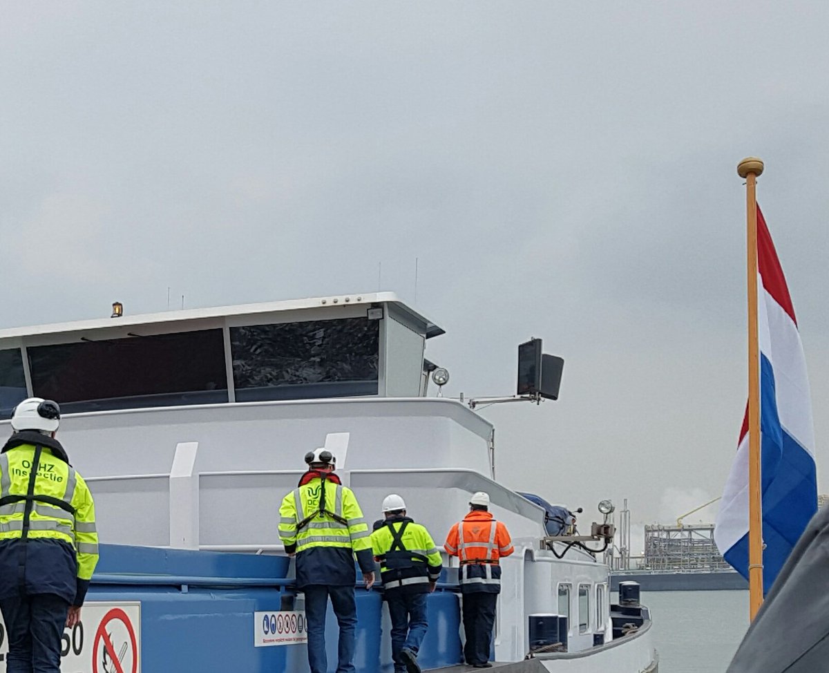 VLW_Tim's tweet photo. #RWS73 @Rijkswaterstaat vandaag in het Rotterdams Havengebied. Samenwerking o.a. met @POL_Zeehaven @ILT_Scheepvaart @_ODNL (ZHZ) https://t.co/pkUswpMY3d