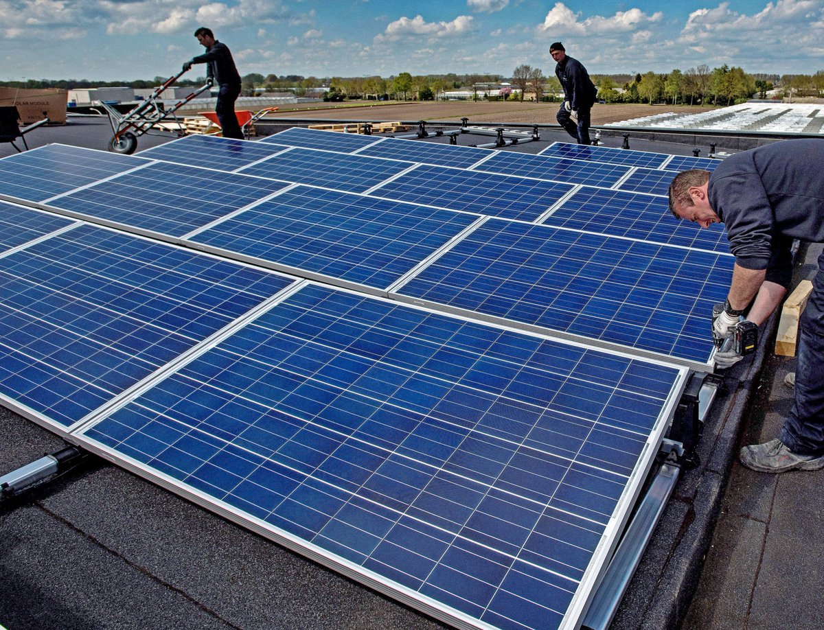 esdecnederland's tweet image. Goed begin 2017 voor bezitters zonnepanelen #telegraaf bit.ly/2oSUZhU #esdec #FlatFix #Fusion #montagesystemen