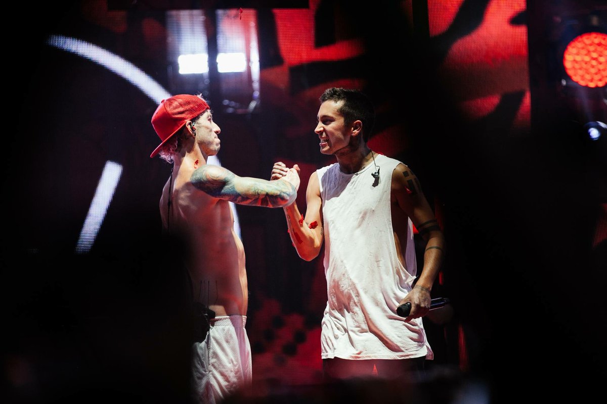I'm voting for <a href="/twentyonepilots/">twenty one pilots</a> for Billboard Chart Achievement Award at the #BBMAs. RT TO CAST YOUR VOTE! #TOPBBMAs