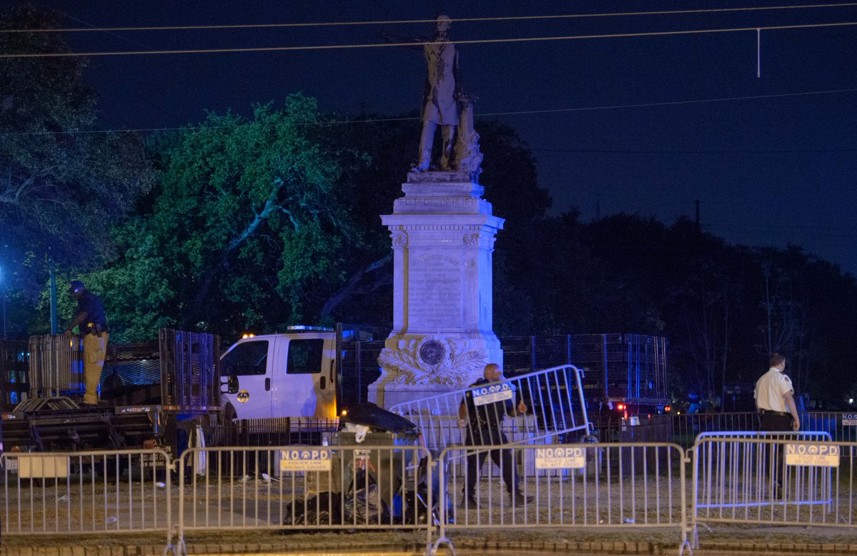 WWLTV's tweet photo. Barricades go up around Jefferson Davis monument; statue does not come down... yet https://t.co/Q9P2dww0bd https://t.co/shO8oUlxQx