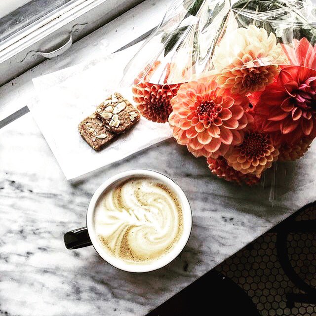 ✨Para vencer un día lluvioso, el aroma de las flores y un café con la mejor compañía ✨ Feliz Martes #caratlondon #luckystar #caratukcolombia