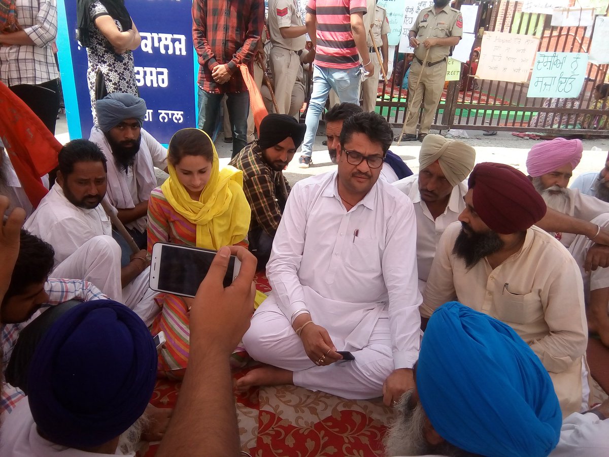 Navjot_Lambi's tweet photo. आज 7 दिन हो गए हैं क्यों नही मीडिया दिखा रहा इस ख़बर को इसे @bsmajithia का दवाब नही तो और क्या कहेंगे @capt_amarinder  @officeofssbadal https://t.co/M108lwfk5R