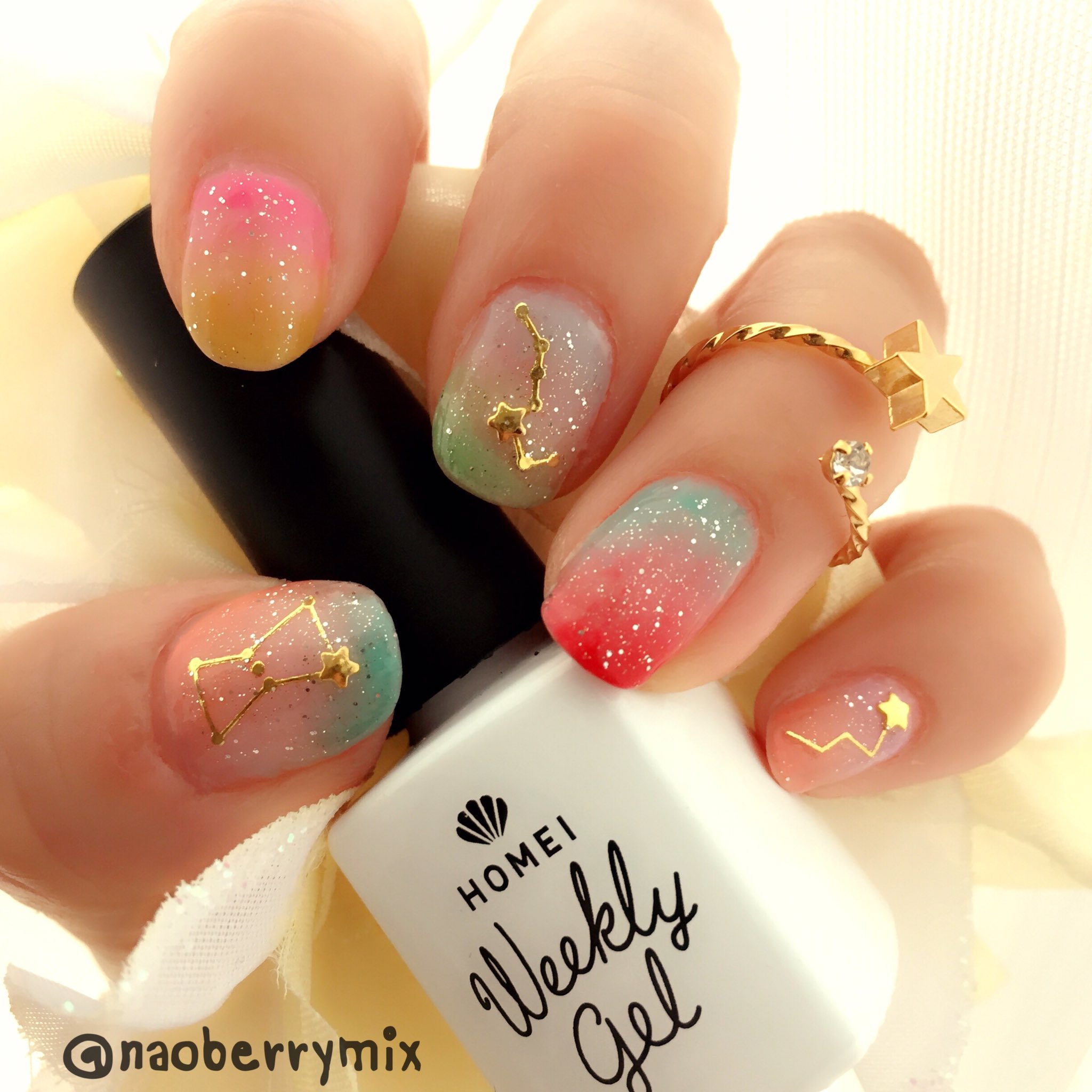Nao スランプ中につき 10日ぶりの自爪ネイル カラフルなグラデーションに ワイヤー風シールのきらっとエトワールを使って 星座ネイルしました Homei ウィークリージェル グラデーションネイル 星座ネイル セルフネイル キャンドゥ T Co