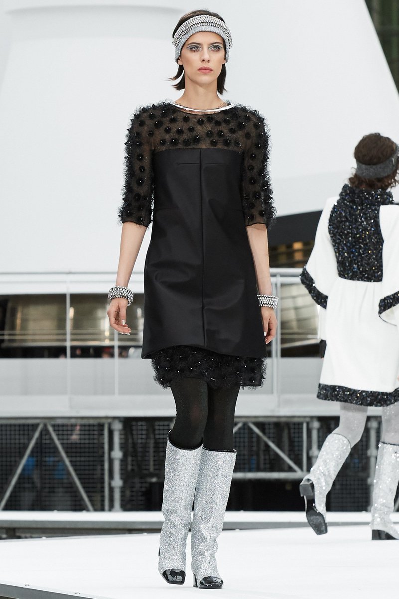 EStarProModels's tweet image. In true Karl fashion, the Chanel Fall 2017 show ... - estarproductions.com/in-true-karl-f… #modeling #fashion #teen #bikini
EStarProductions.com