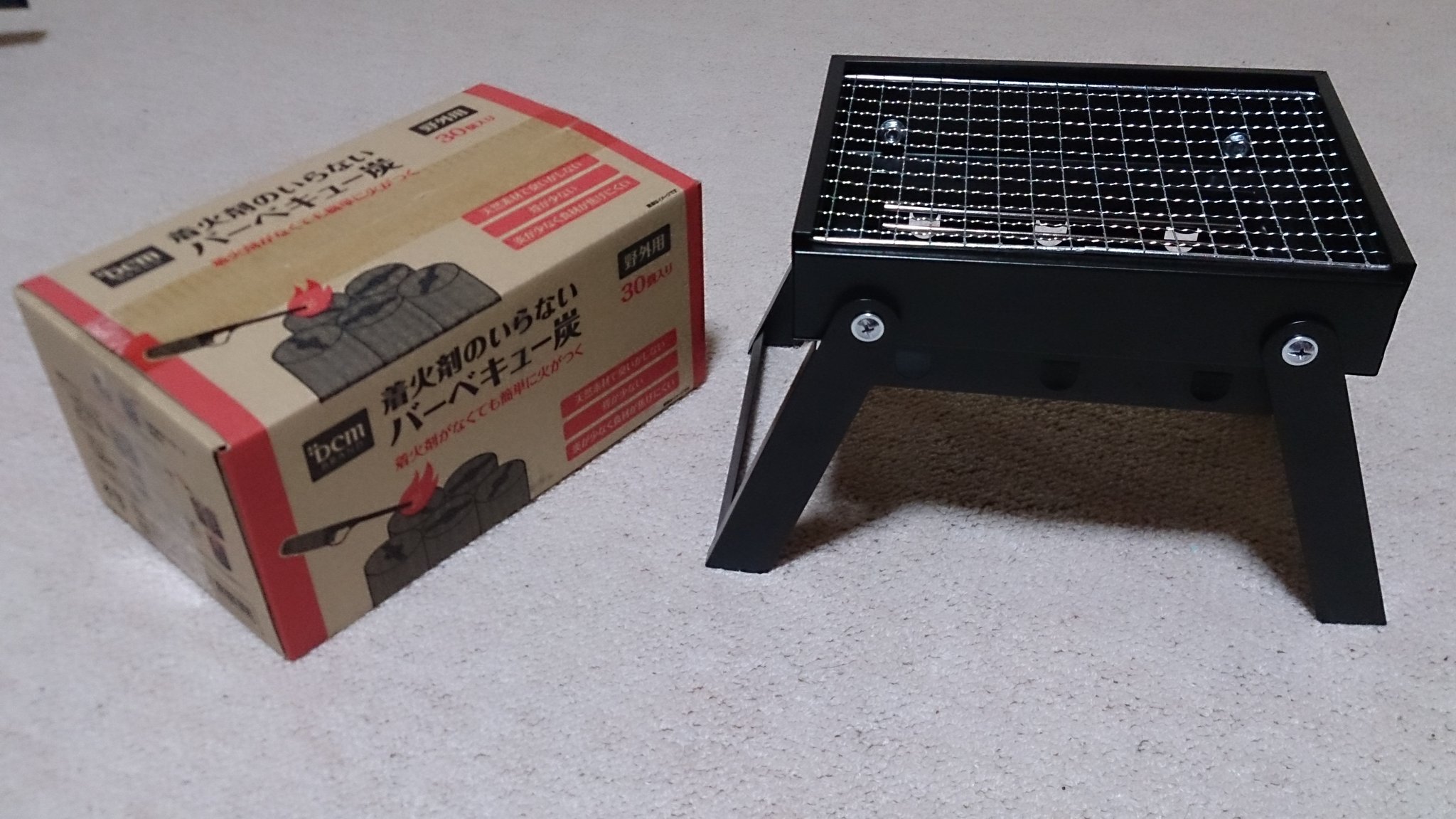 よっしー ホーマックで買ったミニバーベキューコンロ キャプテンスタッグのアルミロールテーブルとペットボトルと比較してもこの大きさ ロゴスピラミッドグリルコンパクトはもっと小さいですが このグリルは1 000円でこの機能性 炭は半分に割って