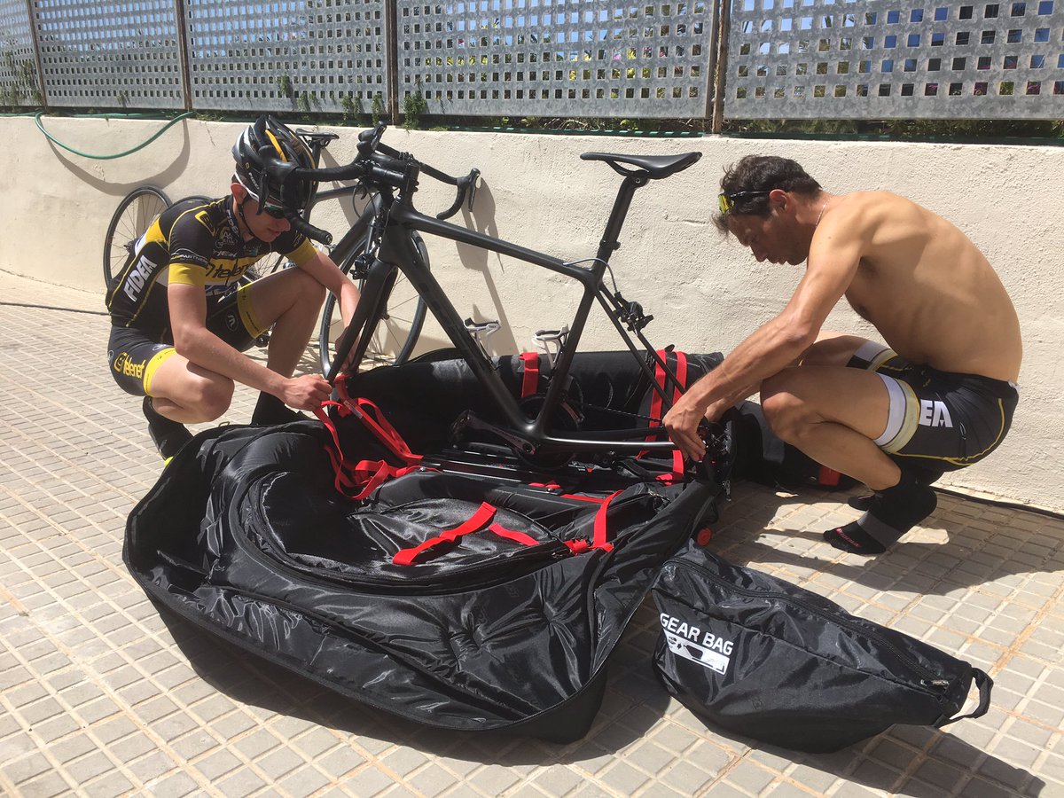Packing bags and bike <a href="/Yentlbekaert1/">Yentl Bekaert</a> <a href="/AndreasGoeman/">Andreas Goeman</a> <a href="/svenvth/">Sven Vanthourenhout</a> @sciconbags @TFLions