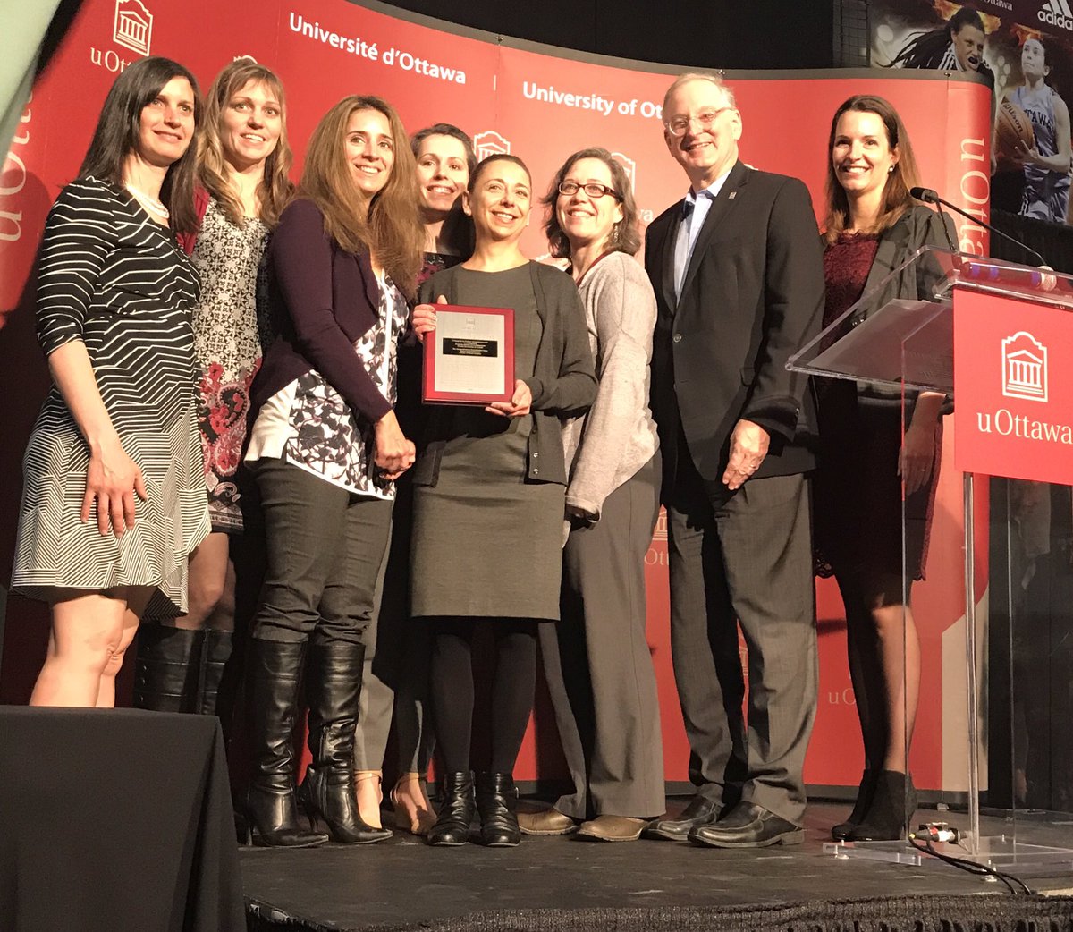 uOttawaEvents's tweet photo. Bravo à la Clinique interprofessionnelle en réadaptation @uOttawaHealthSc gagnants du Prix du recteur, Excellence du service! #UOFB17 https://t.co/xcVL5cASL3