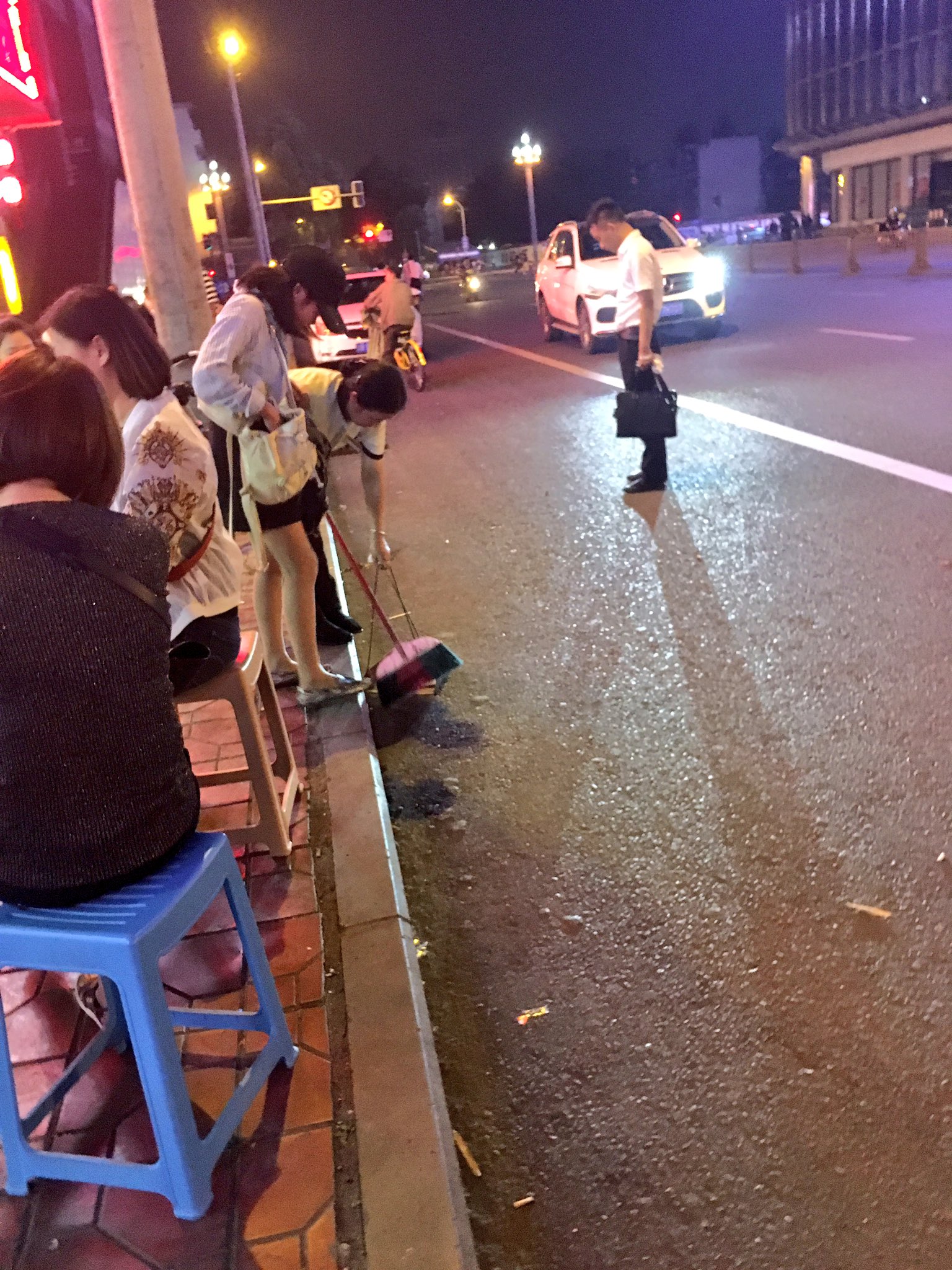 路上放尿 