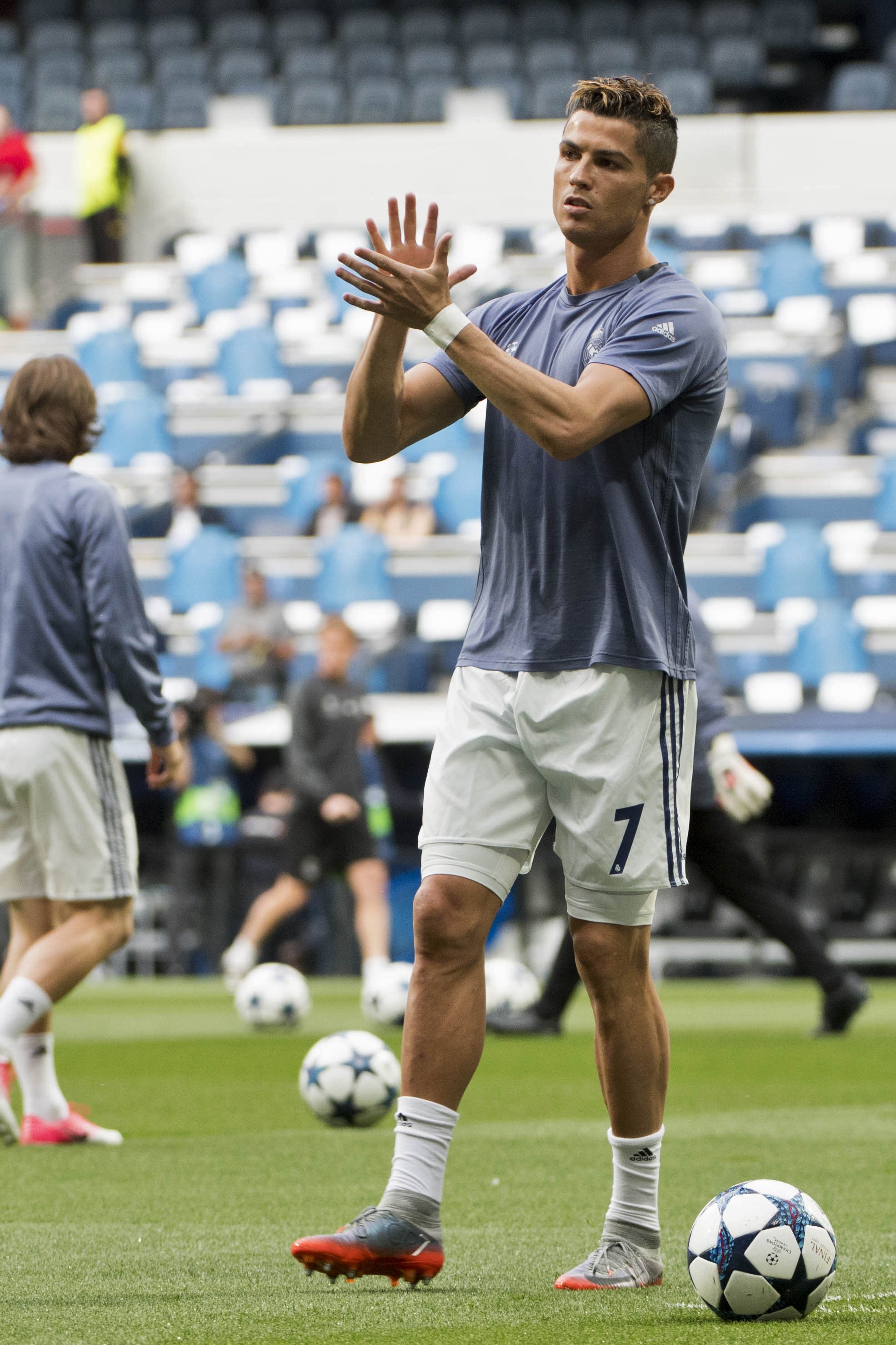 Squawka Live on X Real Madrid players warm up ahead of the first leg of their Champions League semi final vs. Atletico. https t qDaex8Wnxq X