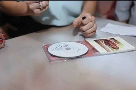tinimyart's tweet photo. Hoy se cumple un año de la firma de discos en Argentina #TiniEnMusimundo... @TiniStoessel @marianaluciamuz https://t.co/W6jyA5ZBzg