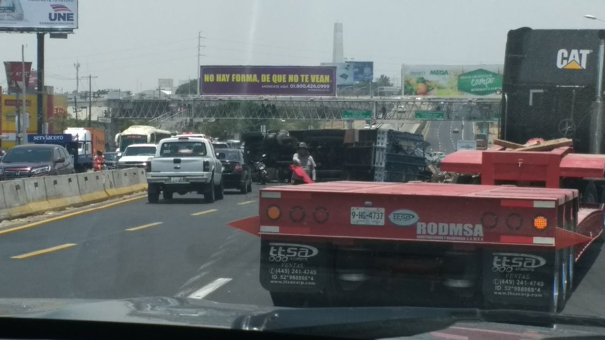virygalan77's tweet image. @Trafico_ZMG camión volteado por carretera chapala subiendo el puente de Lázaro Cárdenas