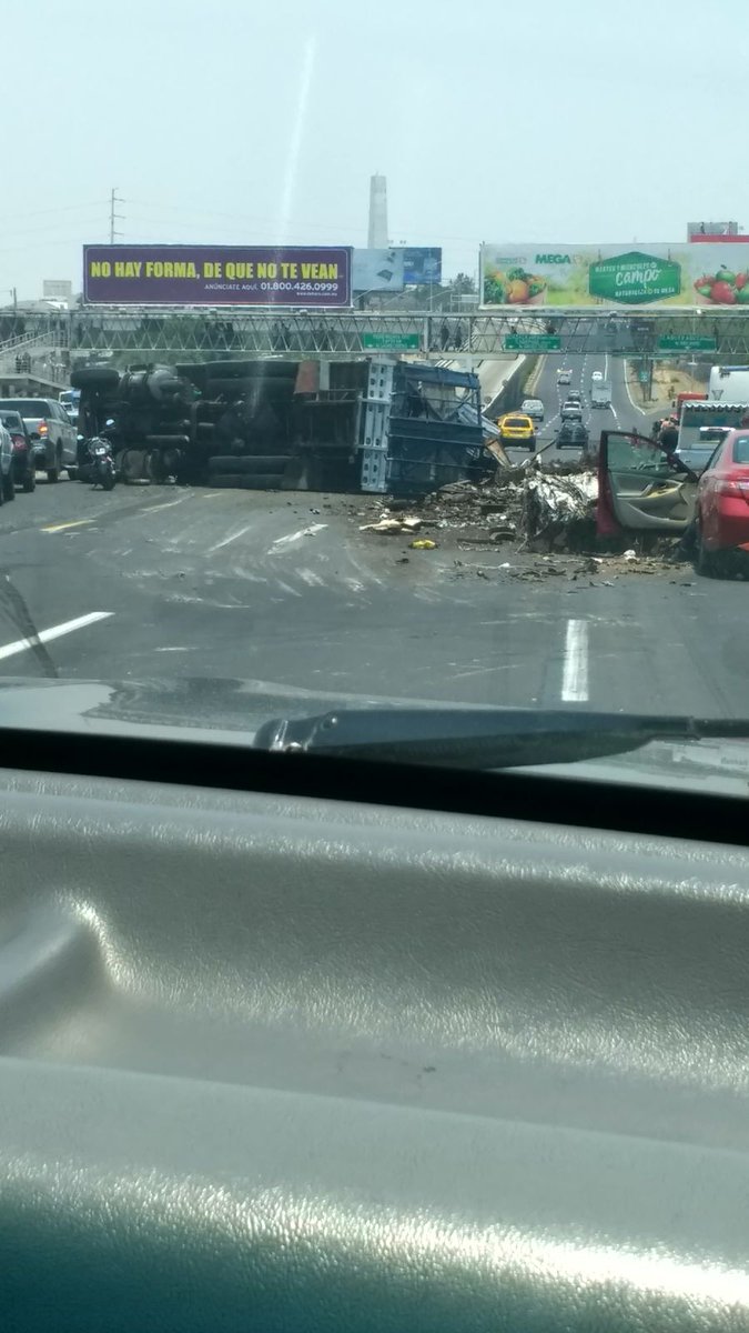 virygalan77's tweet image. @Trafico_ZMG camión volteado por carretera chapala subiendo el puente de Lázaro Cárdenas