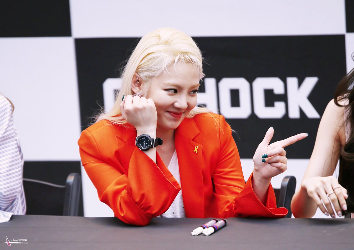 [PIC][16-04-2017]TaeYeon – Sunny – Tiffany – HyoYeon và SooYoung tham dự buổi Fansign cho “G-SHOCK CRAZY TOUGHNESS” vào chiều nay - Page 15 C-1EEj7V0AEYkXC