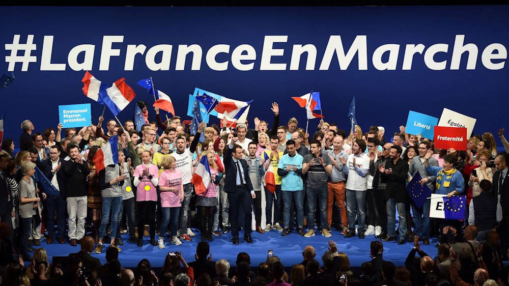 KimJongUnique's tweet photo. Toute la campagne antifasciste de Macron tombe à l'eau:  #LaFranceEnMarche est 1 #plagiat de la propagande de Vichy. https://t.co/f78MZl2jNJ