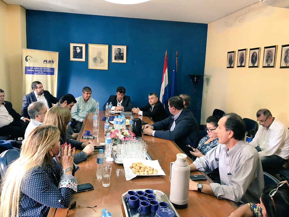 Nos reunimos integrantes del Comité Político ampliado en el Directorio de partido.