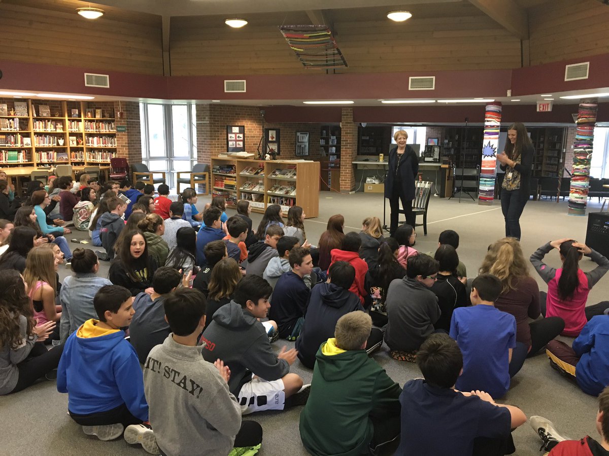 MrRummelhart's tweet image. One book one team! Mystery reader today, thank you to the @deerfieldil Mayor Rosenthal! #engage109