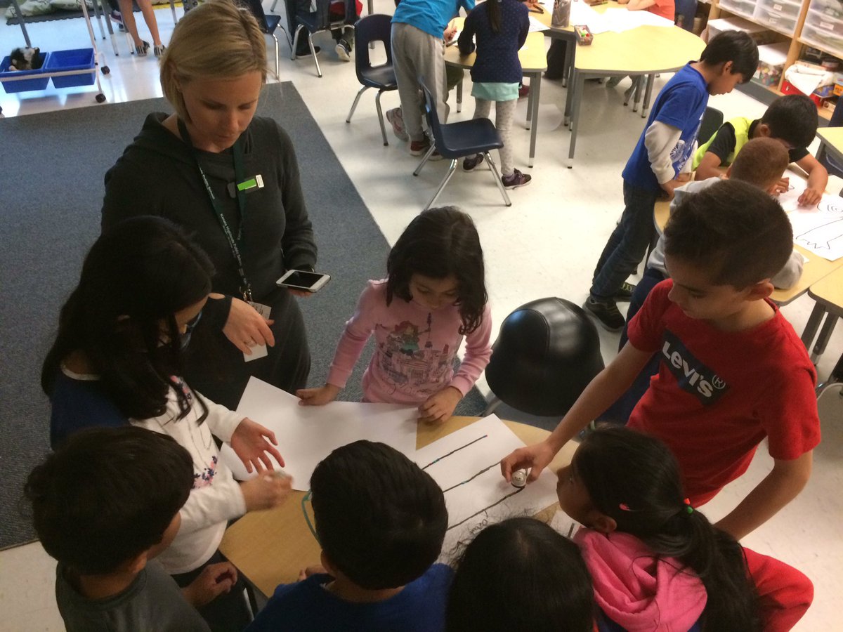 MmeSamuel's tweet photo. Grade 5 mini #OCDSBdll help 1s discover #ozobot in @KristineKHPS class #khps_ock #StudentsTeachingStudents https://t.co/gq1mcOV4zh