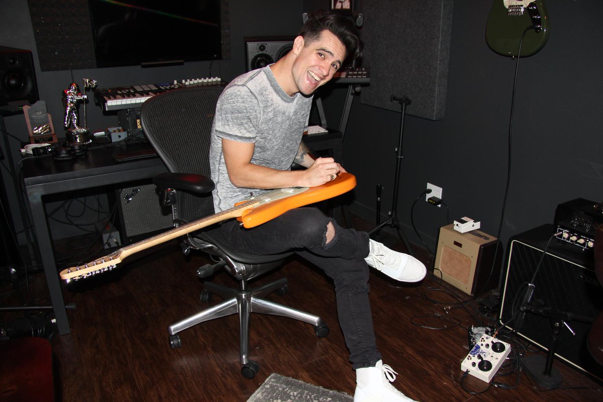 .@PanicAtTheDisco fans! ❤️ + RT for a chance to WIN this Fender guitar signed by @brendonurie http://bit.ly/2pU1NvU
#PATD #BrendonUrie