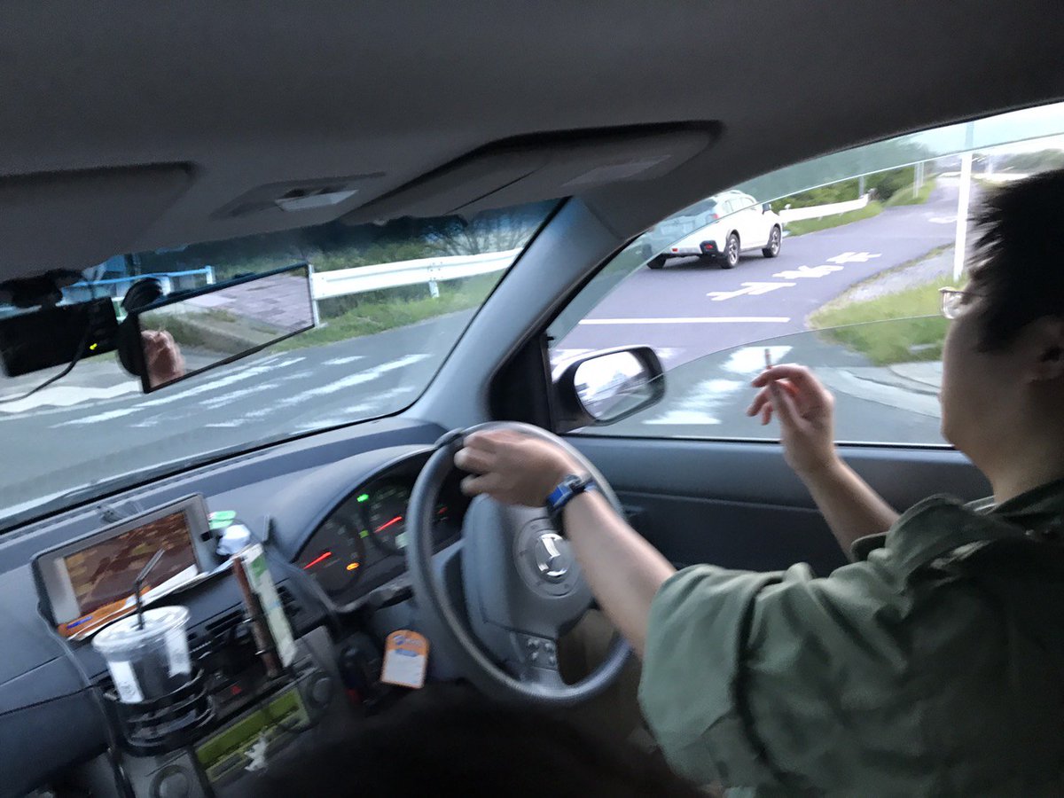 O Xrhsths Ihsotih Oihsin Sto Twitter これから左片手だけで右折します よくよく手の所作を見てください よくこの ハンドルさばきで右に曲がれるなぁと思いませんか その秘密は ハンドルにカラクリがあります