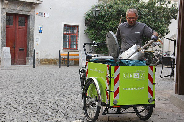 christianiauk's tweet image. Street cleaning in Graz christianiabikesuk.com/2017/05/02/str…