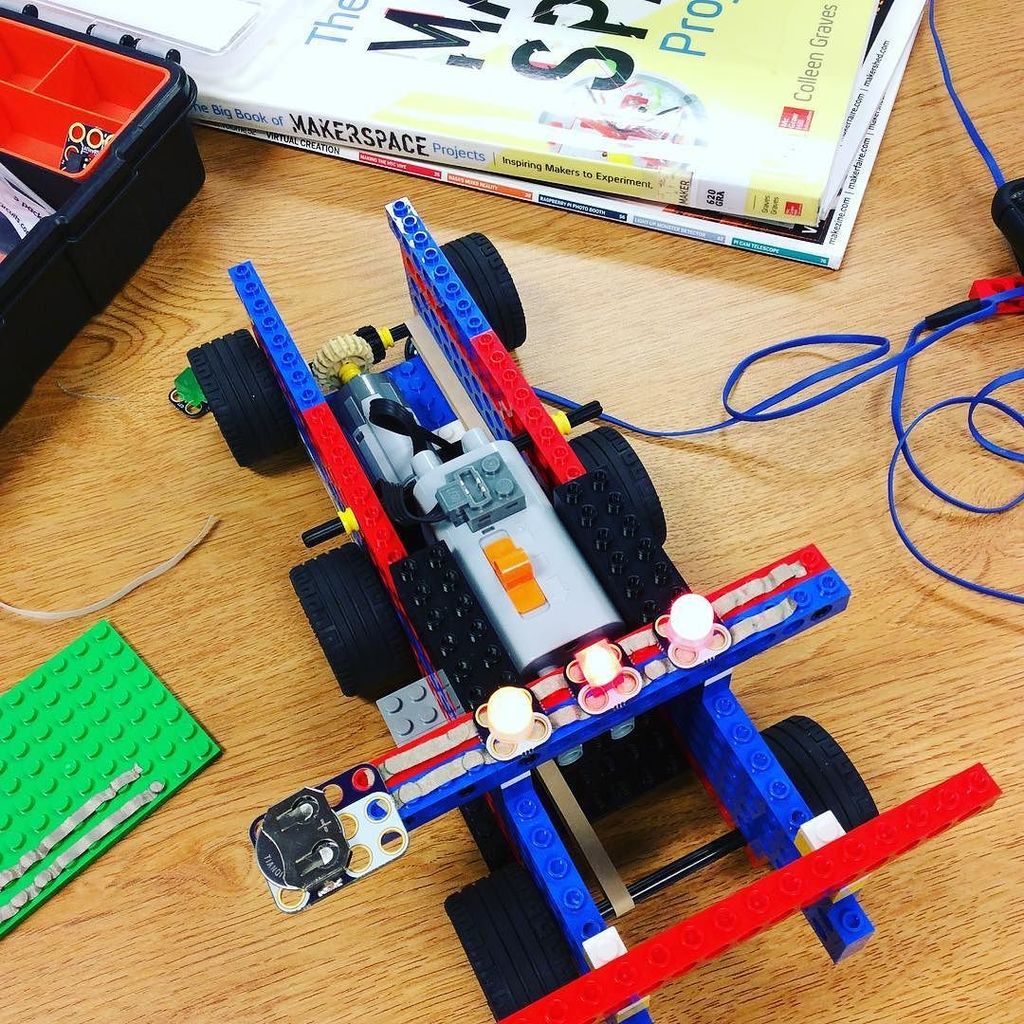 gravescolleen's tweet image. #rhs Ss using #crazycircuits to light up his #LEGO car for #inventionliteracy project! #makered ift.tt/2psOX6z