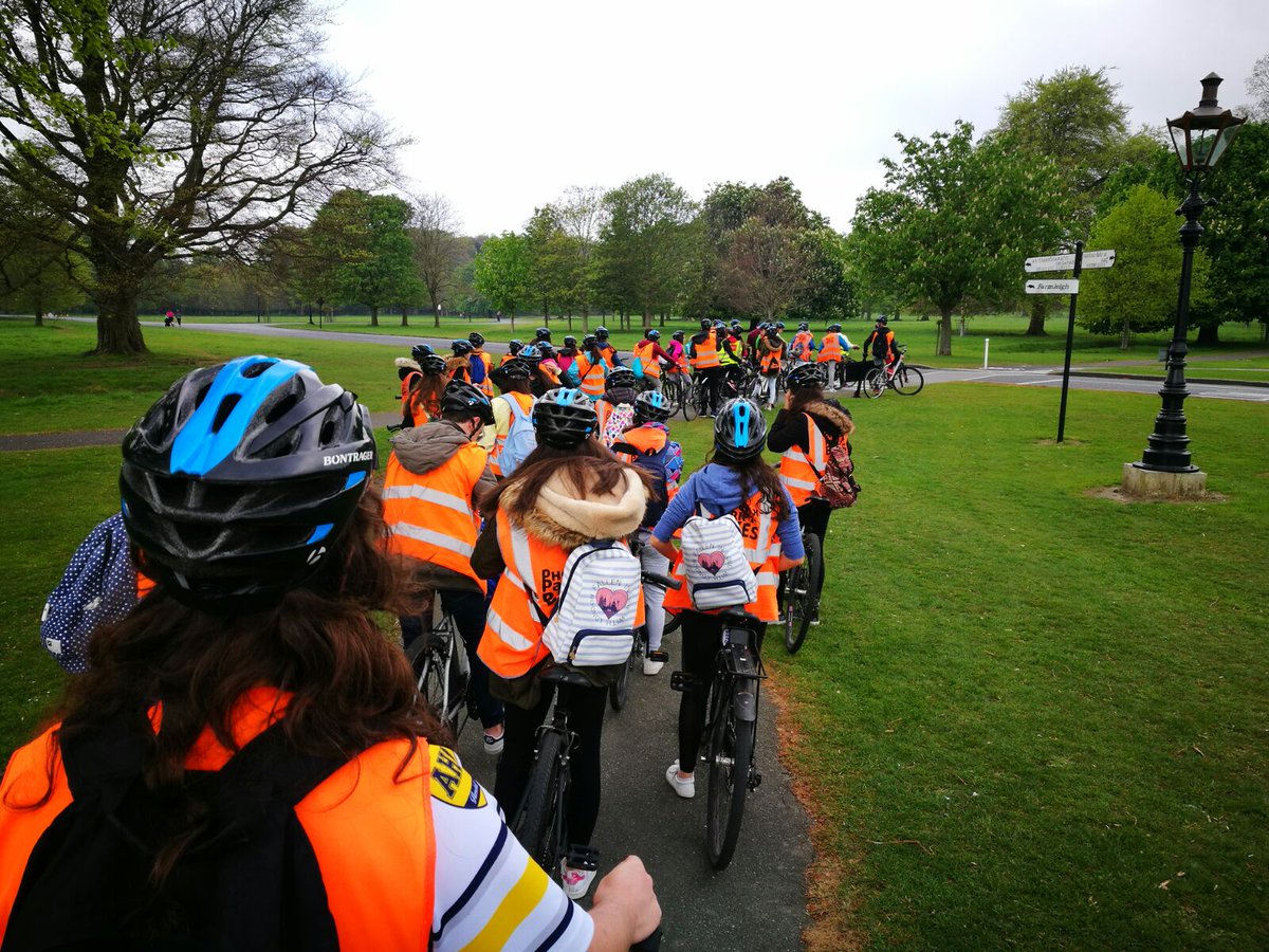 Hoy ciclismo por Phoenix Park, clases y ahora baile tradicional irlandés. ¡No tienen ganas de volver a casa!