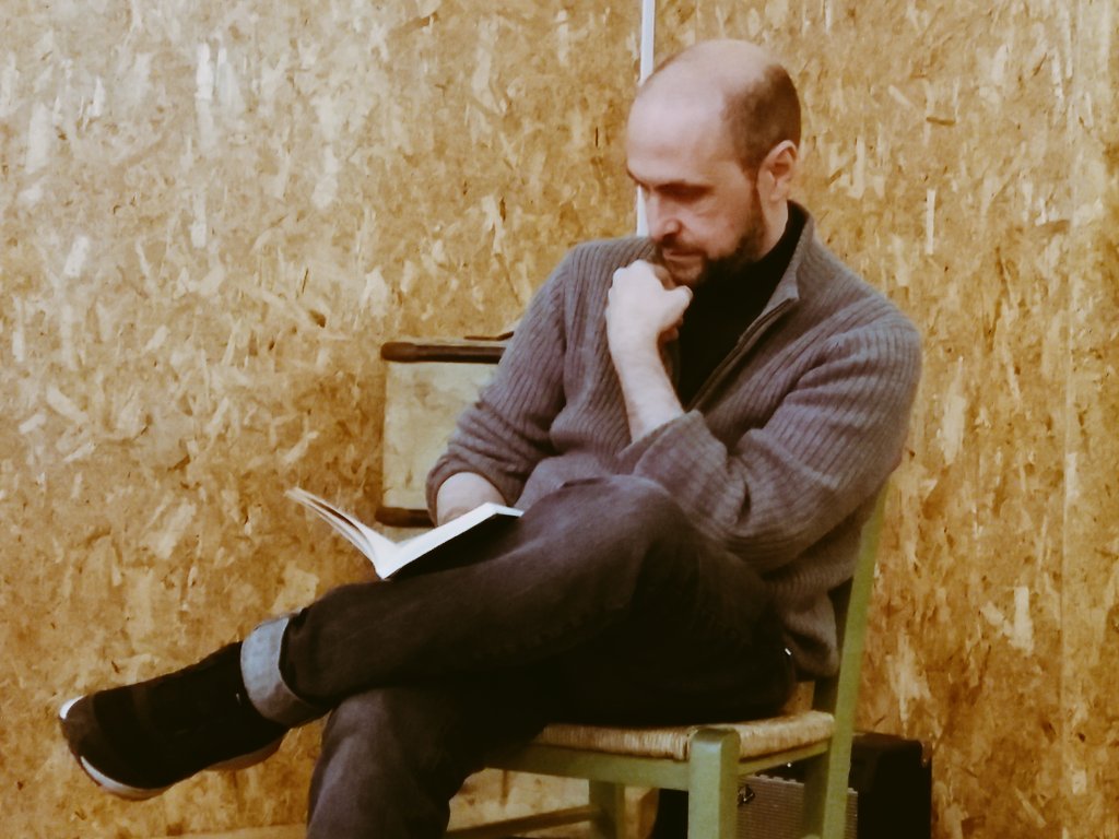 .<a href="/marcogiovenale/">Marco Giovenale ♂️ ☮️ 🪐✊️ 🇵🇸</a> incalzato da <a href="/LaZetaDiMartina/">Martina Zaralli</a> durante la presentazione di "Il paziente crede di essere". È sfida tra autore e presentatore!