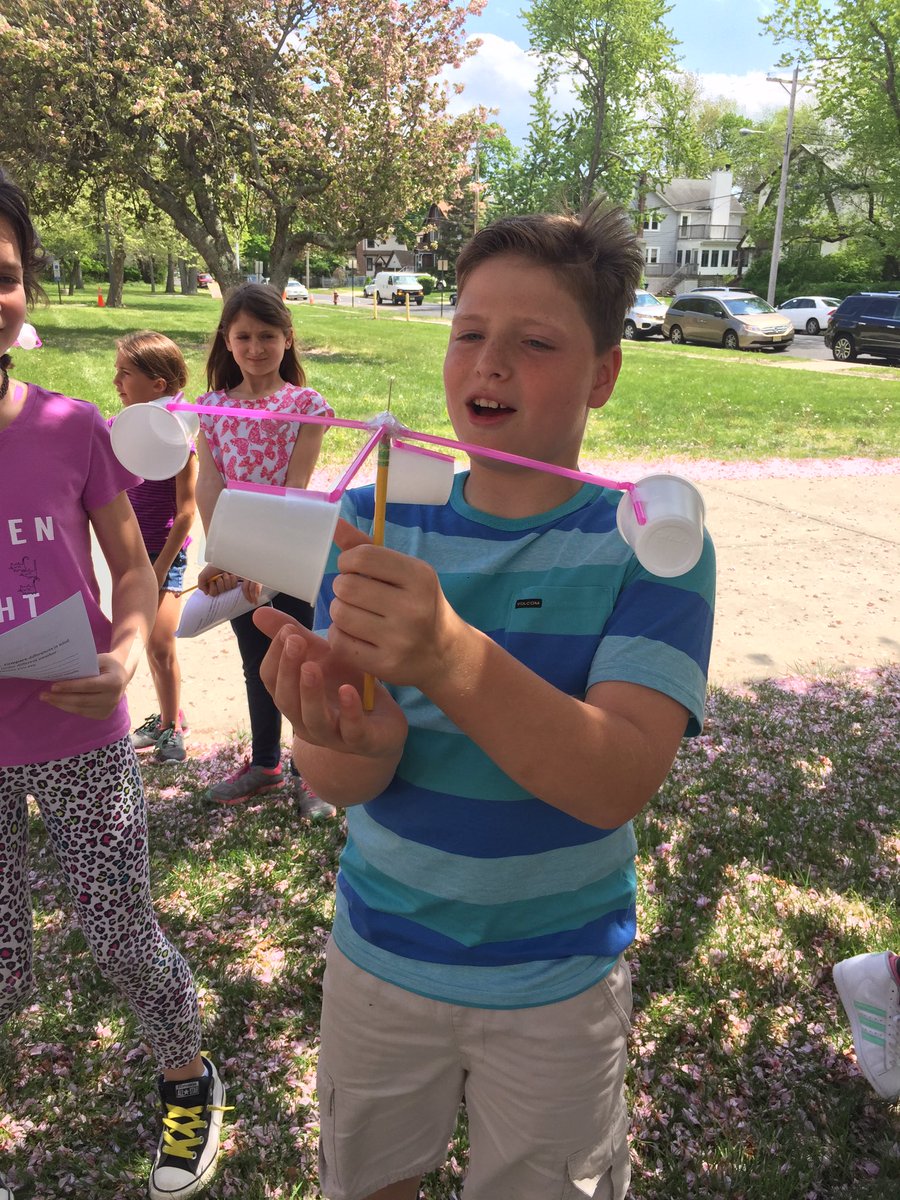 carinfrancisco's tweet image. Future meteorologists build anemometers to measure wind speed. #maketolearn @WanamassaElem