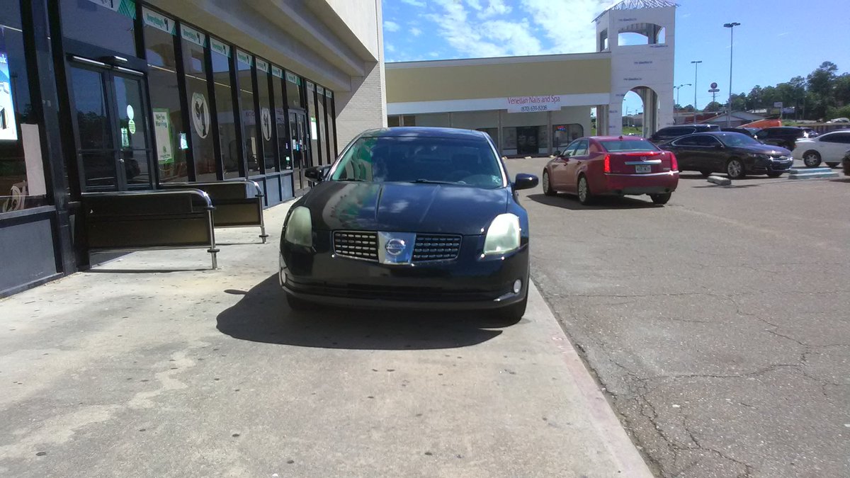 LEMON4HIRE's tweet photo. What parking is this empty parking lot wtf https://t.co/31Fb6IIcdl