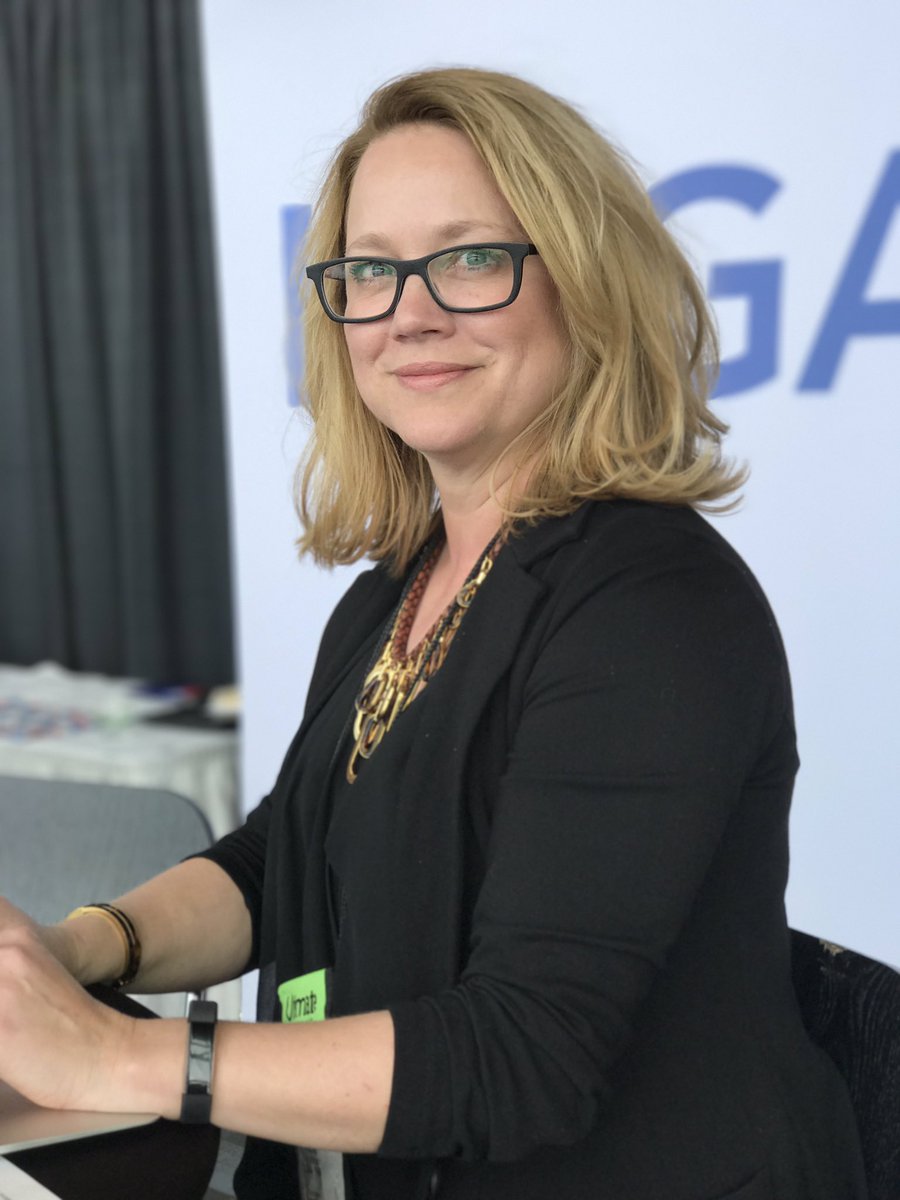 LoganHRGroup's tweet photo. Our very own @TracieMoser delivering brilliant LinkedIn profile critiques at booth 518/520. #HRCONF2017 #CPHRBC https://t.co/Zu2zckAinC