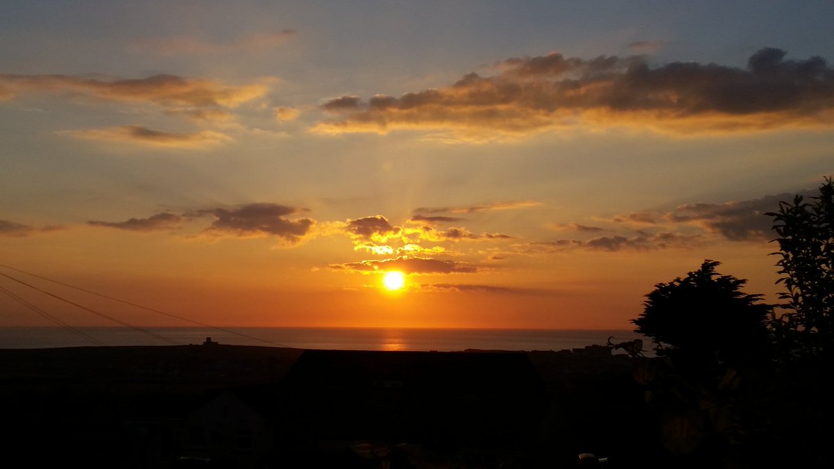 debbiemoore247's tweet photo. Never get tired of this view #sunset #tintagel @CornwallHour @CornwallLive https://t.co/DRMvrnv5PI