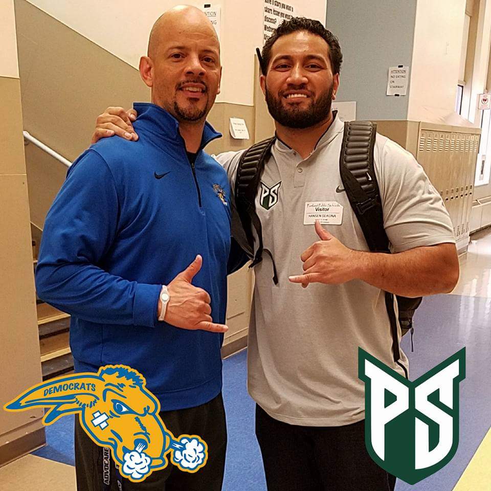 CoachAJordan's tweet photo. Appreciate the visit from @Coach_Sekona to @demo_football today. #BuildTheStory #GoViks https://t.co/XhVerqh3mO
