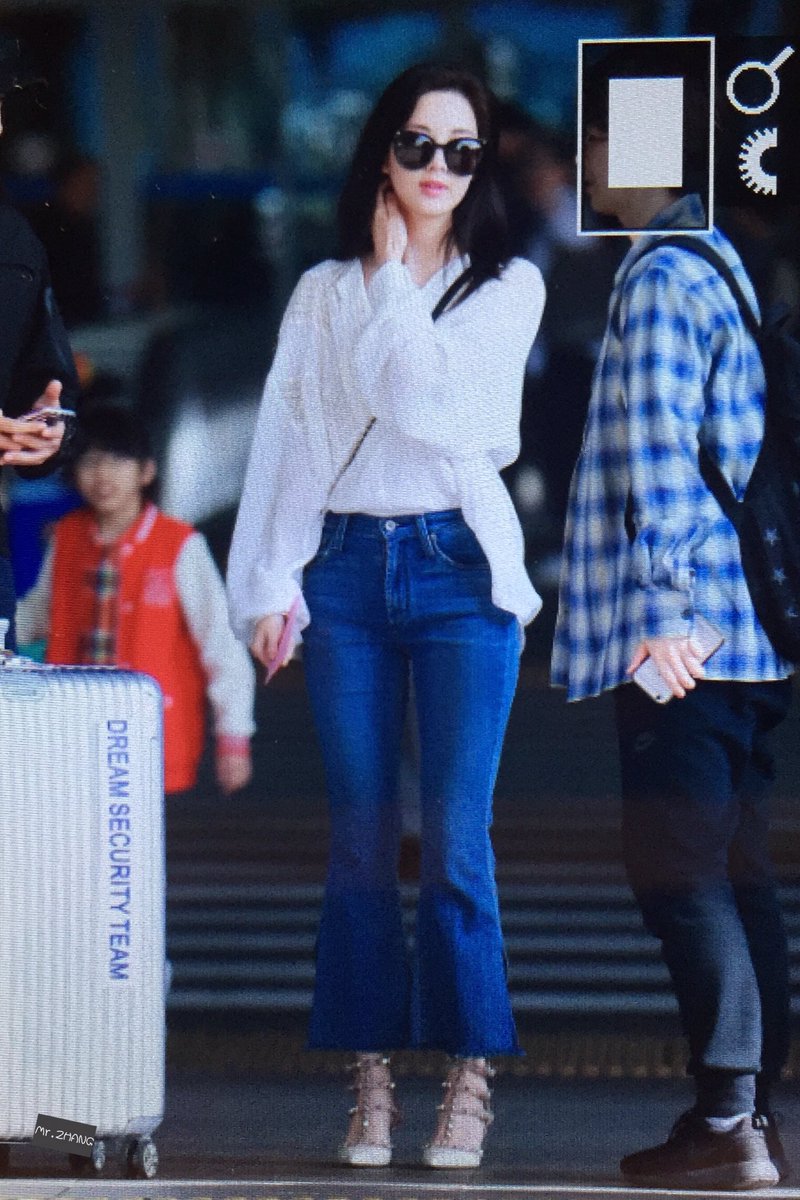 [PIC][03-05-2017]SeoHyun và Yuri trở về Hàn Quốc vào hôm nay C-2_l4IWAAAWCy8