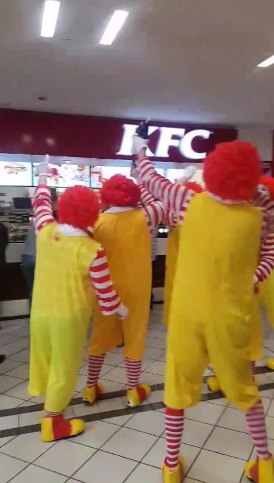 ジャンクフード戦争勃発？ケンタッキーの店内でバカ騒ぎし営業妨害するドナルドｗｗｗ