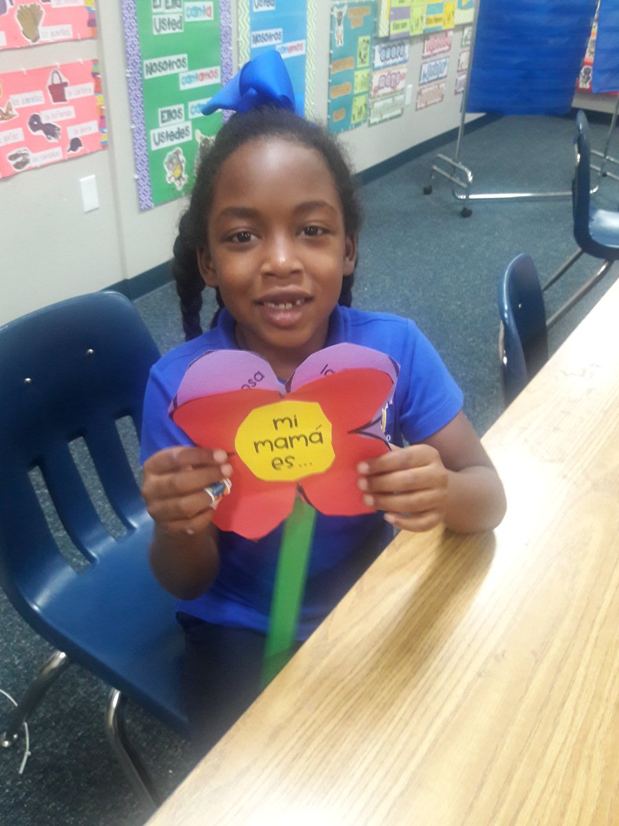 WPS_Spanish's tweet photo. Our SK friends with their "flores" for "Dia de la madre" #diadelamadre #spanisclass @woodlandschool https://t.co/8QNSYv0mrj