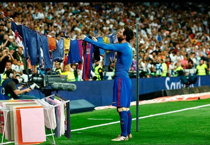 Cristiano Ronaldo cetak hat-trick tapi gak sampe jemur baju karena dia pemain bola bukan pembantu. 😀😀