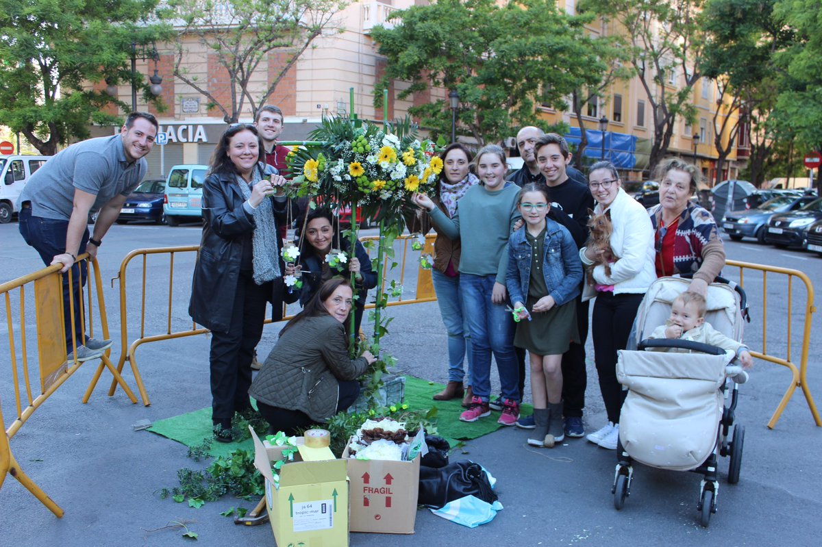 Falla_Segrelles's tweet image. Nuestra CRUZ DE MAYO ya luce en la Plaza del Pintor Segrelles.