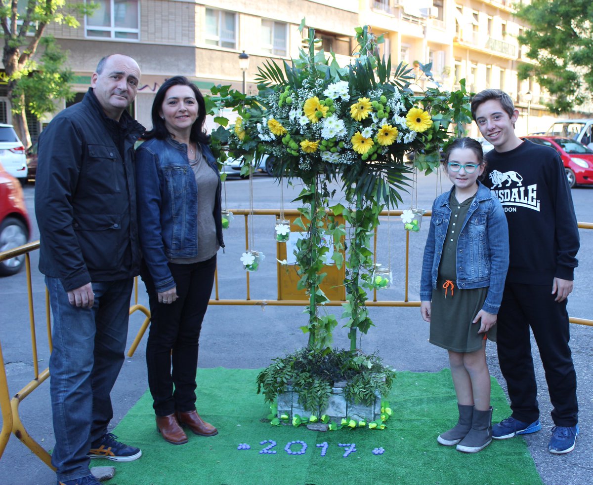 Falla_Segrelles's tweet image. Nuestra CRUZ DE MAYO ya luce en la Plaza del Pintor Segrelles.