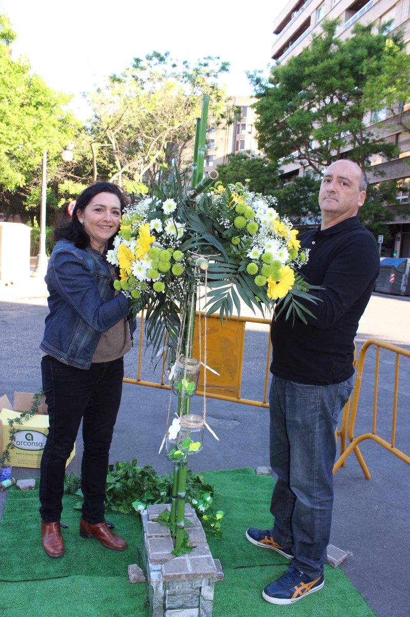 Falla_Segrelles's tweet image. Nuestra CRUZ DE MAYO ya luce en la Plaza del Pintor Segrelles.