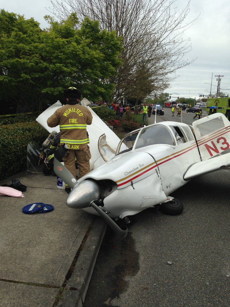 Snimljen momenat rušenja malog aviona na brzu cestu u Seattleu C-2zt1VWAAAqKaS