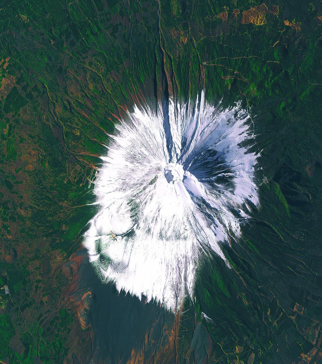 MindBlowing's tweet photo. A new perspective of Mt. Fuji https://t.co/KGBeGsYnro