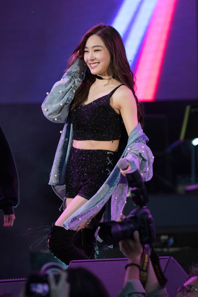 [PIC][21-04-2017]Tiffany khởi hành đi LA – Mỹ để tham dự "The 15th Korea Times Music Festival 2017" vào tối nay - Page 3 C-349qgWAAAhSfc