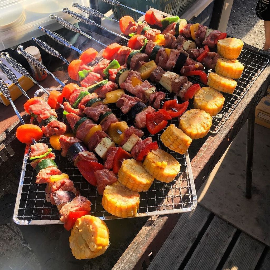 Takazawa Minato Op Twitter 一人一品創作bbq 煮込みスペアリブ 豚汁 串焼き サンバルマタ アヒージョ トースト 搾りたてフルーツジュース 焼き鳥 海鮮焼き ホットサンド等 一人一人食材を持ち寄って作るので個性豊か こういう企画bbqは面白い 今度み