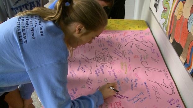 KETV's tweet image. Students make banner to support slain deputy&apos;s children bit.ly/2qC3fiZ