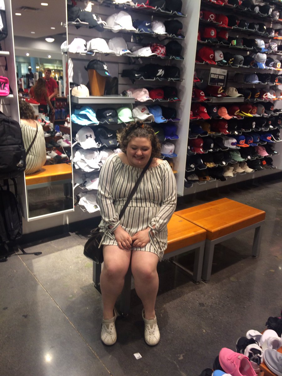 blabycodes's tweet image. 5 years &amp;amp; the only thing different is that f.y.e is now champs. scenery changed but my heart remains the same. miss u love u @CodySimpson 💓💭