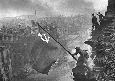 Natoドイツ軍 Op Twitter 1945年5月2日 ソ連軍が総統閣下地下壕を占領 これによりベルリンが陥落し ベルリン守備隊は降伏した ここから一週間以内にドイツは無条件降伏する事になり ニュルンベルク裁判への道へ進む 写真はドイツ国会議事堂にソ連国旗を掲げる Natoドイツ軍 Op Twitter 1945年5月2日 ソ連軍が総統閣下地下壕を占領 これによりベルリンが陥落し ベルリン守備隊は降伏した ここから一週間以内にドイツは無条件降伏する事になり ニュルンベルク裁判への道へ進む 写真はドイツ国会議事堂にソ連国旗を掲げる